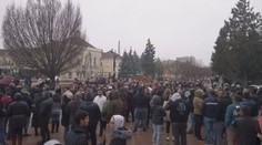 Stovky Rómov sa zhromaždili na námestí v Michalovciach. Na protest pritom nabádal Kotleba