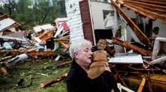 Dojímavé zvítanie: Pes prežil tornádo pod troskami domu