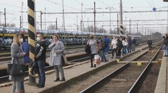 Vlaky už tretí deň jazdia ako v sobotu. Ľudia, čo nimi cestujú do práce, nadávajú