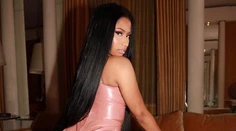 Verná latexu. Nicki Minaj po odhalenom prsníku nasúkaná v miniatúrnom kostýme