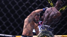 Dostal knokaut aj pred očami Cristiana Ronalda. Bývalý šampión UFC prehral štvrtý z posledných piatich zápasov