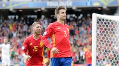 Česko urputne bránilo, Španielsko vykúpil na konci duelu Piqué