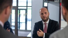 Plat vodiča generálneho tajomníka služobného úradu na MO bol takmer 4500 eur, tvrdí OĽaNO
