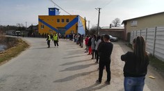 Vyplácanie dávok: Niektorí prišli bez rúšok a tlačili sa, inde pokojne stáli v dlhom rade