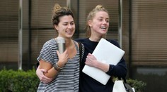 Najskôr plakala s modrinou na tvári. Teraz sa usmieva s rozvodovými papiermi