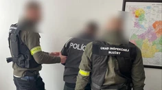 Policajta z Trenčianskeho kraja, ktorý mal vynášať citlivé informácie o vražde, obvinili z marenia spravodlivosti