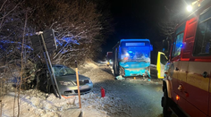 V Oravskom Podzámku havaroval autobus. Cesta je neprejazdná