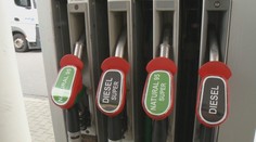 Benzín a nafta zdraželi za rok takmer o polovicu. Dobre to nevyzerá ani s predpoveďou na rok 2022
