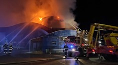 V obci Hlinné horela v noci reštaurácia, plamene preskočili aj na benzínovú pumpu