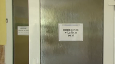 Chlapec sa v obchode chytil regálu, dostal ranu elekrinou. Mal veľké šťastie