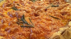 Grilovaný steak z krkovice s cesnakom a bazalkou, zeleninový šalát s bulgurom, dijonský dresing