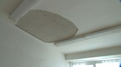 Šok pre žiakov v prešovskej škole. Počas vyučovania padla zo stropu omietka