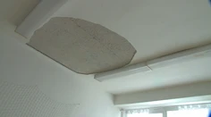 Šok pre žiakov v prešovskej škole. Počas vyučovania padla zo stropu omietka
