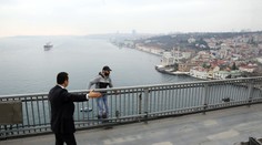 Záchranca Erdogan alebo zohratá scénka? Turecký prezident vraj zachránil samovraha