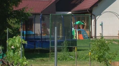 Obrovská tragédia pri Senci: Matke prišlo nevoľno a upadla do bezvedomia. Jej trojročný syn sa utopil v bazéne