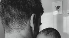 Čerstvý otec na prvej fotke so synčekom. Pri tomto pohľade sa roztopíte