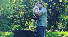 Kaliho dcérka prvýkrát na dovolenke pri mori. Vyzerá ako malá princezná