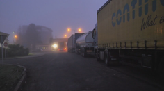 Mesto upchávajú kamióny. Michalovčania sa v pondelky nevedia dostať do práce