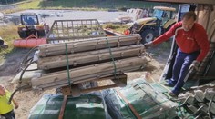 Za vlastné zaplatili kamióny. Fanatici skokov na lyžiach doviezli umelý koberec a zveľaďujú dedinský areál