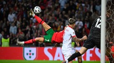 VIDEO: Neuveriteľný Ronaldo pred štyridsiatkou. Nožnicami vystrihol 910. gól kariéry