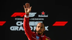 Lewis Hamilton oslavuje prvý úspech vo Ferrari. V Číne vylepšil traťový rekord Vettela