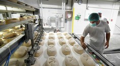 Majiteľ pekárne a predajní potravín v Košiciach žiada štát o pomoc s rúškami