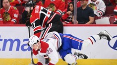 Slafkovský nedohral po tvrdom hite, Montreal uspel v Chicagu po nájazdoch