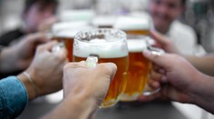 Pivo drahšie ako slovenské obedové menu. Pri návšteve týchto krajín za obľúbený mok zaplatíte najviac