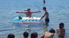 Kňaz v horúčavách odslúžil omšu v mori. Vyšetruje ho teraz talianska prokuratúra