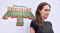 Chudučká Angelina Jolie. Z voľných šiat jej trčali len paličky