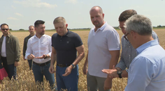 Chcem fotku v žite, obilie mi vždy voňalo, vyhlásil Fico na návšteve poľnohospodárov. Poukázal tiež na výzvy, ktorým čelia