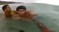 Chlapec sa takmer utopil v moril. Dramatickú záchranu zachytila kamera