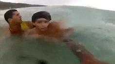Chlapec sa takmer utopil v moril. Dramatickú záchranu zachytila kamera