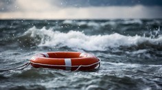 Pokus o záchranu sa skončil katastrofou. Rozbúrené more pri Británii pripravilo o život troch ľudí