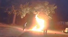 VIDEO: Americkí policajti prenasledovali motorkára. Nešťastnou náhodou ho zapálili