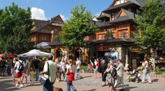 Napriek zákazu urobili párty, na upozornenie reagovali agresívne. Turisti v Zakopanom dokopali ženu, všetko sledoval jej malý syn