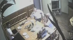 Zoznam policajtov, ktorých preverujú pre únik známeho videa z chaty, sa rozšíri