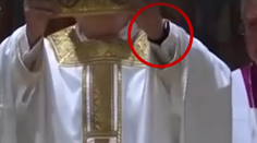 VIDEO: Zdá sa, že Lev XIV. ide s dobou. Pápež mal počas omše na ruke inteligentné zariadenie