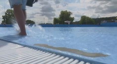 Hit letnej sezóny na Gemeri narazil na prvé problémy. Z bazéna s vlnobitím sa odlupuje farba, primátor sľubuje nápravu