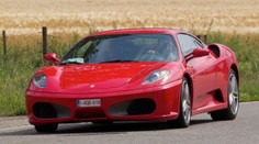 Pri nehode na Sardínii uhoreli dvaja ľudia. Osudný manéver luxusného auta je zachytený na videu