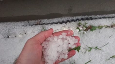 VIDEO: Juh Záhoria zasypali krúpy. Vytvorili aj niekoľkocentimetrovú vrstvu