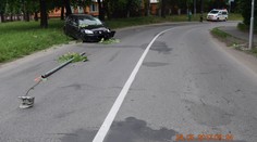 Mladík s takmer tromi promile sa druhýkrát narodil. Odniesla si to len lampa a auto