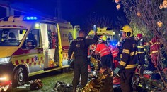 Na prevoz do nemocnice čakali zranení cestujúci z vlakov aj hodinu v daždi. Prečo to tak bolo?