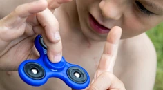 Rusi skúmajú škodlivý vplyv fidget spinnerov na zdravie dieťaťa