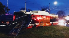 V Banskej Bystrici sa zrazil trolejbus so smetiarskym autom, sedem ľudí sa zranilo. Zistili sme, ako sa nehoda stala