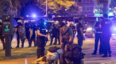 Demonštranti v Srbsku stavajú barikády. Polícia pri zásahu voči protestujúcim zadržala desiatky ľudí