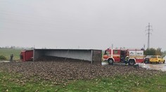 Pri Galante sa prevrátil kamión s repou. Cesta je uzavretá