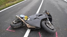 Pri Zlatých Moravciach zahynul motorkár. Pri páde naviac ťažko zranil cyklistu