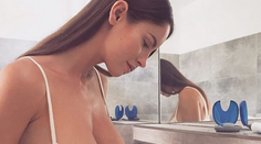 Naša najsledovanejšia influencerka: Priehľadná blúzka nič nezakryla