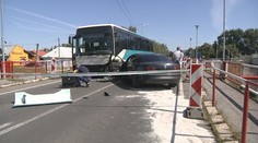 Vodič auta vo veľkej rýchlosti narazil do autobusu s cestujúcimi. Po zrážke ušiel
